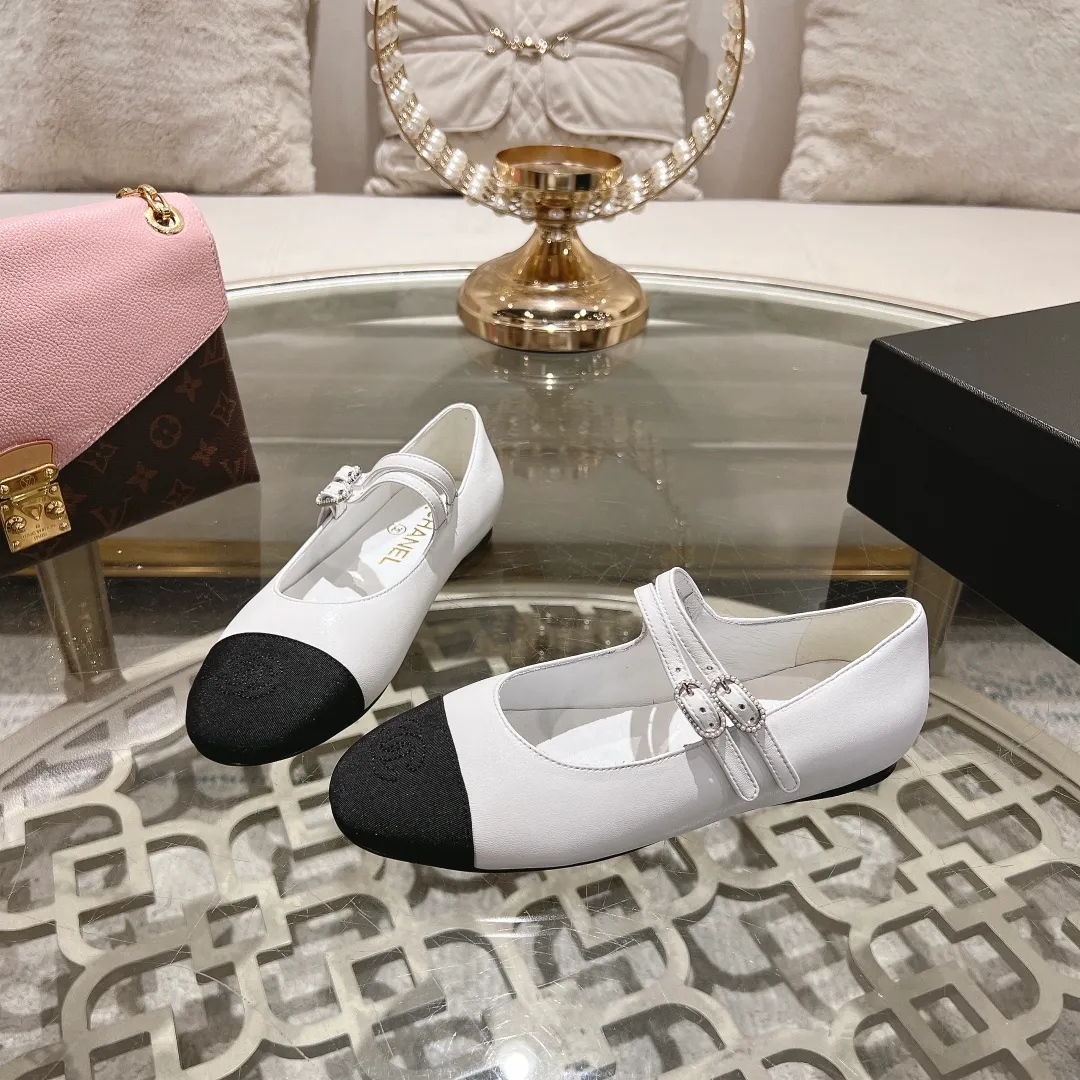👟👟Ex-factory price 520👟👟 Women's Shoes Factory 𝐂𝐇𝐀𝐍𝐄𝐋 | Xiaoxiang 2025 Mary Jane Shoes Macaron Series ❤️ 2025 Spring and Summer New Xiaoxiang Mary Jane Shoes Series New〰 🍬 A must in the fashion circle, the matching will demonstrate meticulous minimalism Classic elements that will never fade away 💋 Show unique dressing style and it’s too beautiful to say anything. A must-have for summer... Upper: Sheepskin Lining: Sheepskin Outsole: Genuine leather sole Shoe size: 35-41 (40 and 41 customizations are non-refundable) Heel height: 1.5cm/6cm